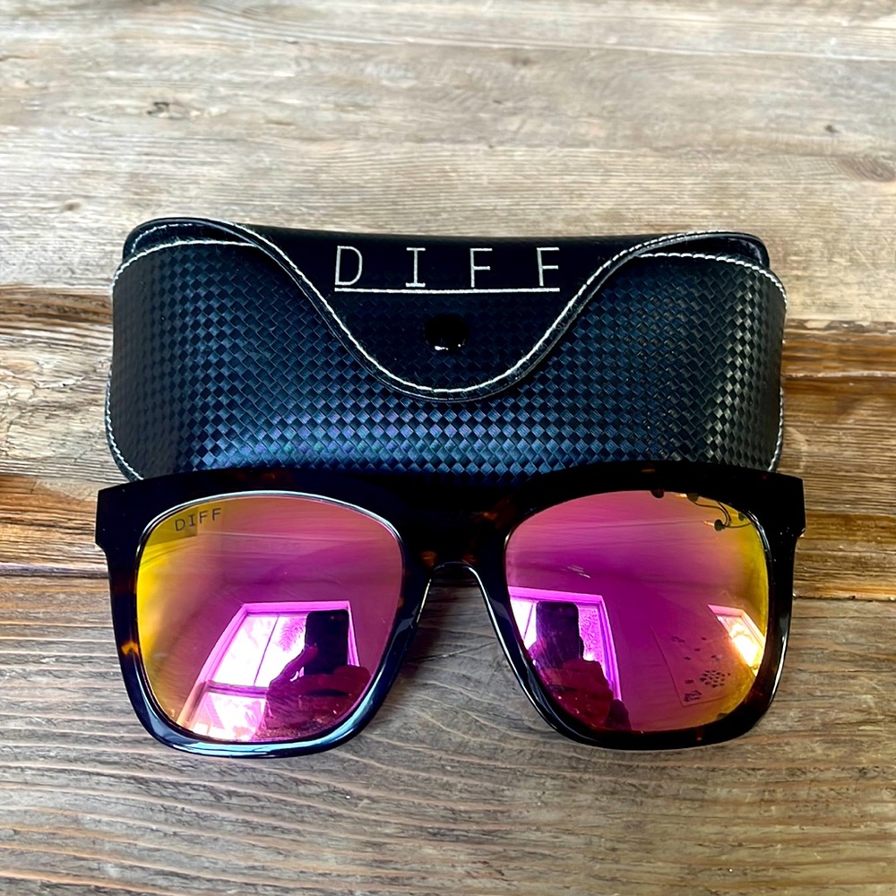 DIFF Bella Polarized Women’s Sunglasses - Like New!